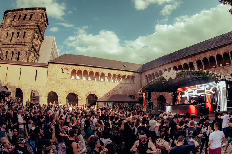 Portapulse 2026: Bühne mit Jack, im Hintergrund die Porta Nigra